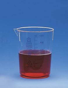 Becher TPX/PMP (Polymethylpenten) , Griffinbecher, niedere Form, gedruckte rote Skala, glasklar            (Laborbedarf Gefe)