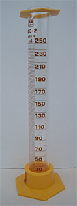 Messzylinder hohe Form Klasse B (AR/Soda-Glas) mit Sechskant-Plastikfu PE, braune Graduierung</p>Laborbedarf Laborglas Volumenmessung