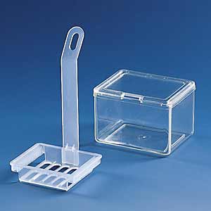 Frbetrog, PMP, glasklar, 101 x 83 x 70 mm, ohne Einsatz, mit 2 Deckeln</p>Staining troughs with tray, PMP, PMP, transparent. With two lids: one to help protect against evaporation when not in use, one with a handle slot facilitating the staining process</p>Laborbedarf,Mikroskopie,Frbung,Frbetrge