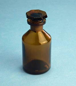 Steilbrustflaschen Enghals (Braunglas)<br>Bottles with conical shoulder,narrow neck, amber glass, with glass stopper<br>Laborbedarf,Laborglas,Laborflaschen