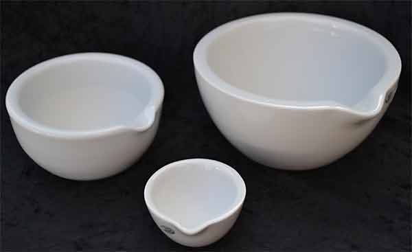 M�rser aus Porzellan mit Ausguss</p>Mortars of porcelain, with spout</p>Laborbedarf,Porzellanwaren,M�rser